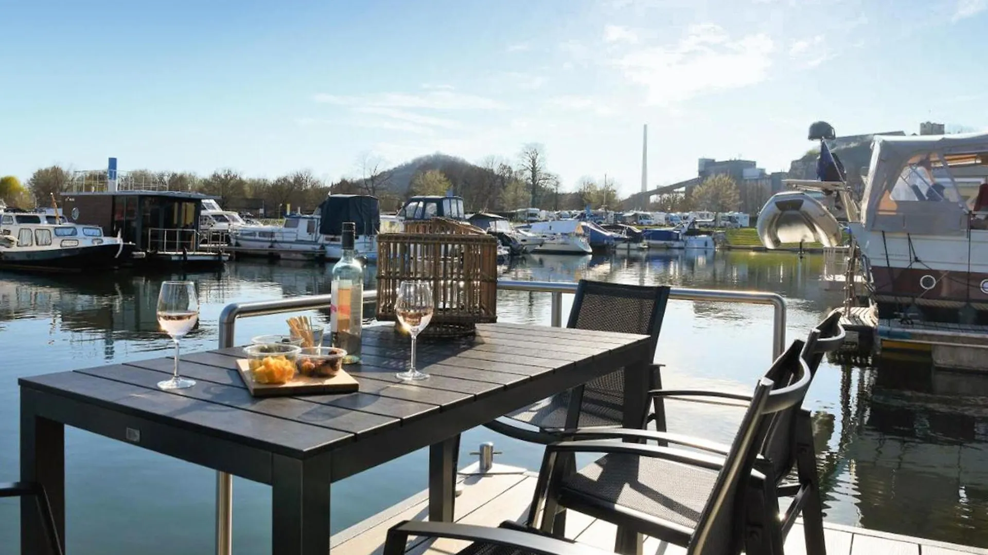 Úszó hotel House Boat Trinidad Hotel Maastricht