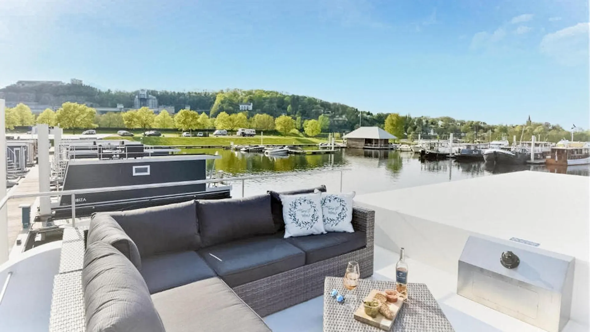 Отель House Boat Trinidad Маастрихт Нидерланды